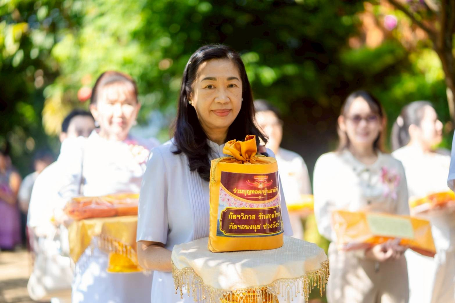 ภาพหมู่ถือพานถวายปัจจัยวัดแม่ขิง