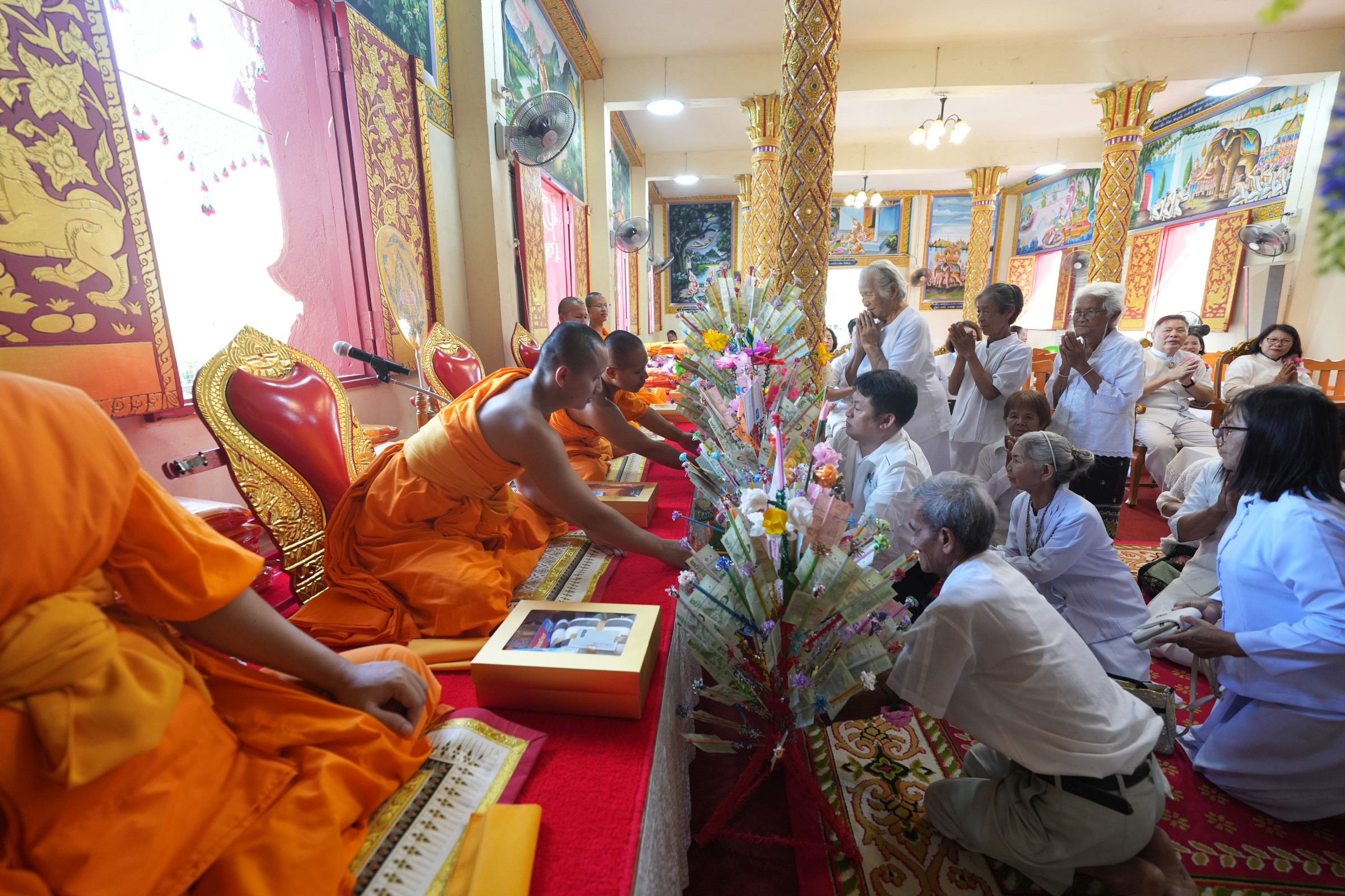 ภาพร่วมพิธีกรรมวัดผาแตน