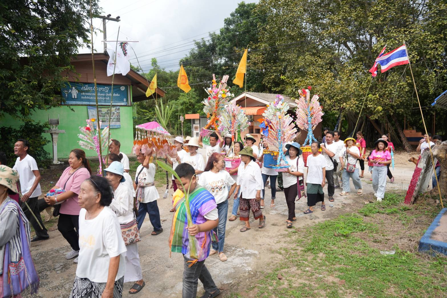 ภาพร่วมพิธีกรรมวัดบ้านเด่น