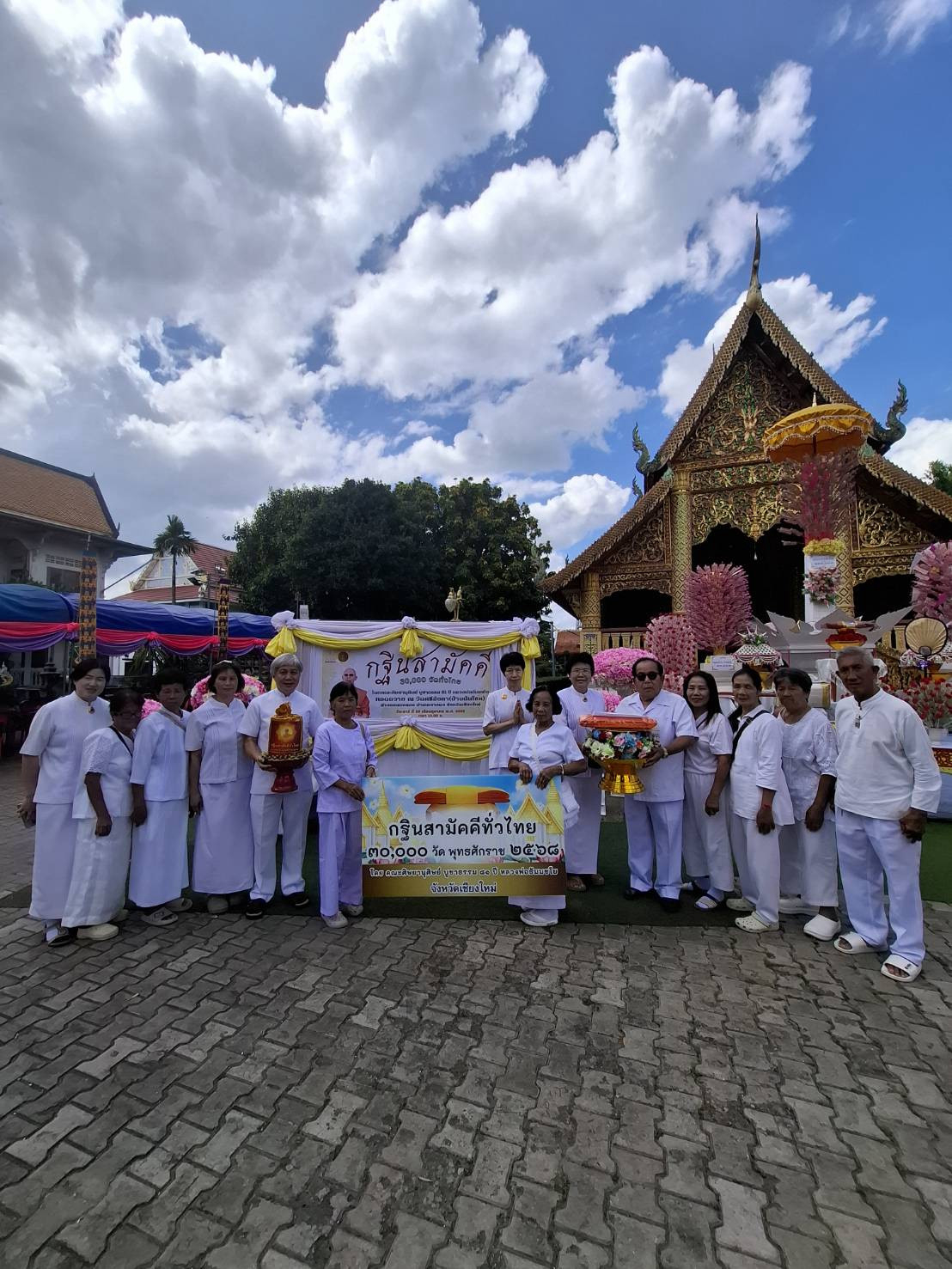 ภาพหมู่ถือพานถวายปัจจัยวัดศรีลังกา