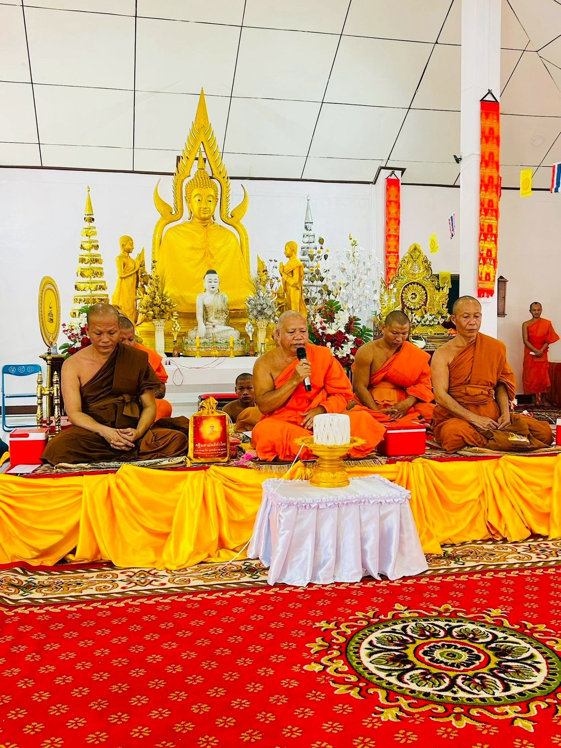 ภาพร่วมพิธีกรรมวัดพบพระใต้