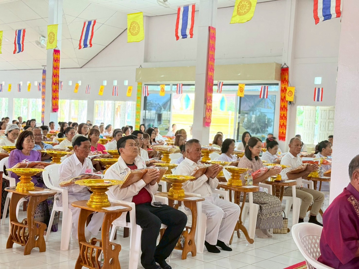 ภาพร่วมพิธีกรรมวัดพบพระใต้
