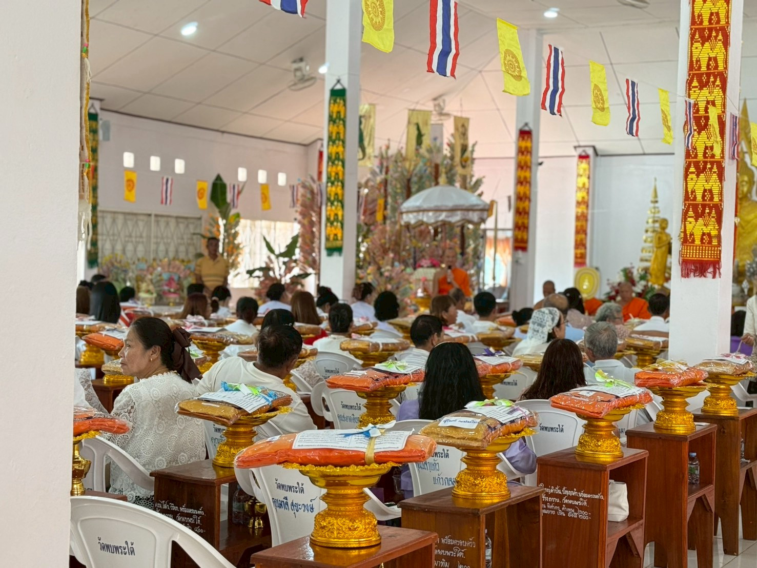 ภาพร่วมพิธีกรรมวัดพบพระใต้