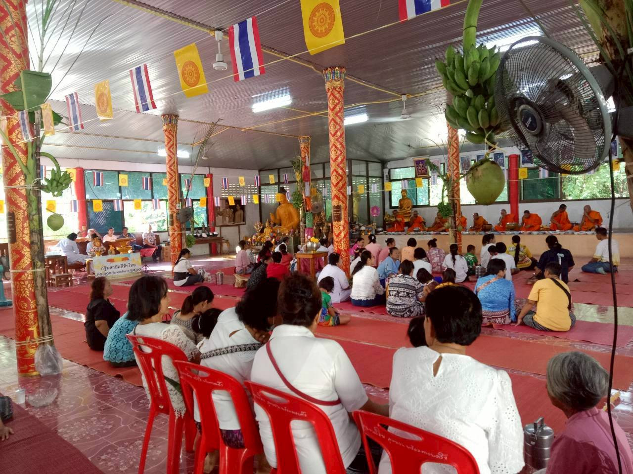 ภาพร่วมพิธีกรรมวัดเพชรชมภู