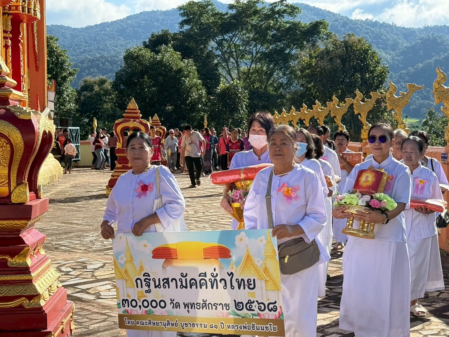 ภาพร่วมขบวนกฐินวัดรวมไทยพัฒนา 8