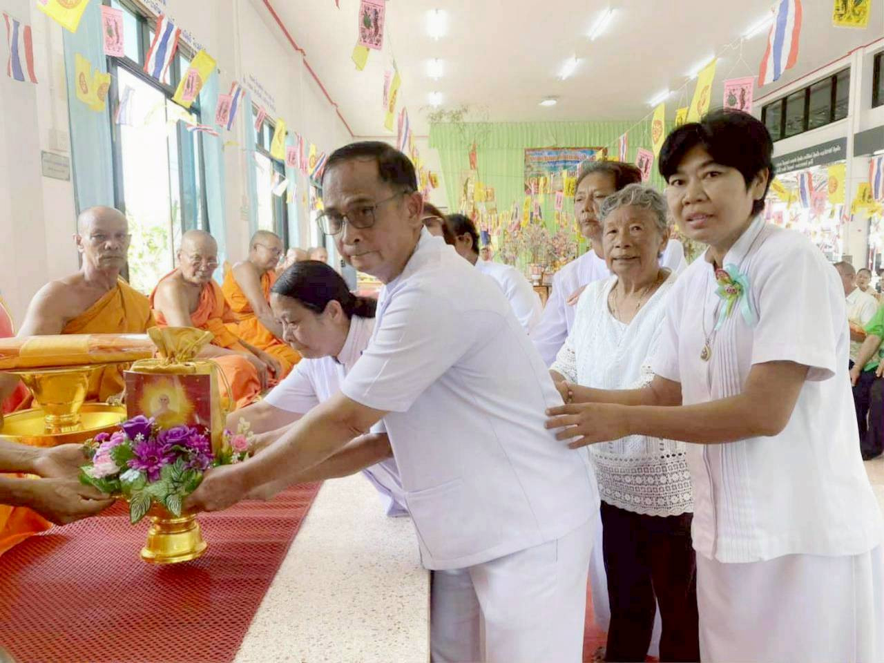 ภาพการถวายปัจจัยวัดสายคำโห้