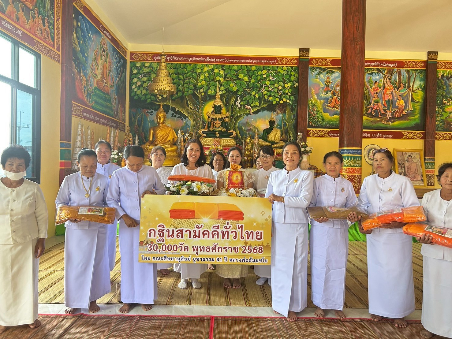 ภาพหมู่ถือพานถวายปัจจัยวัดศรีเวฬุวัน