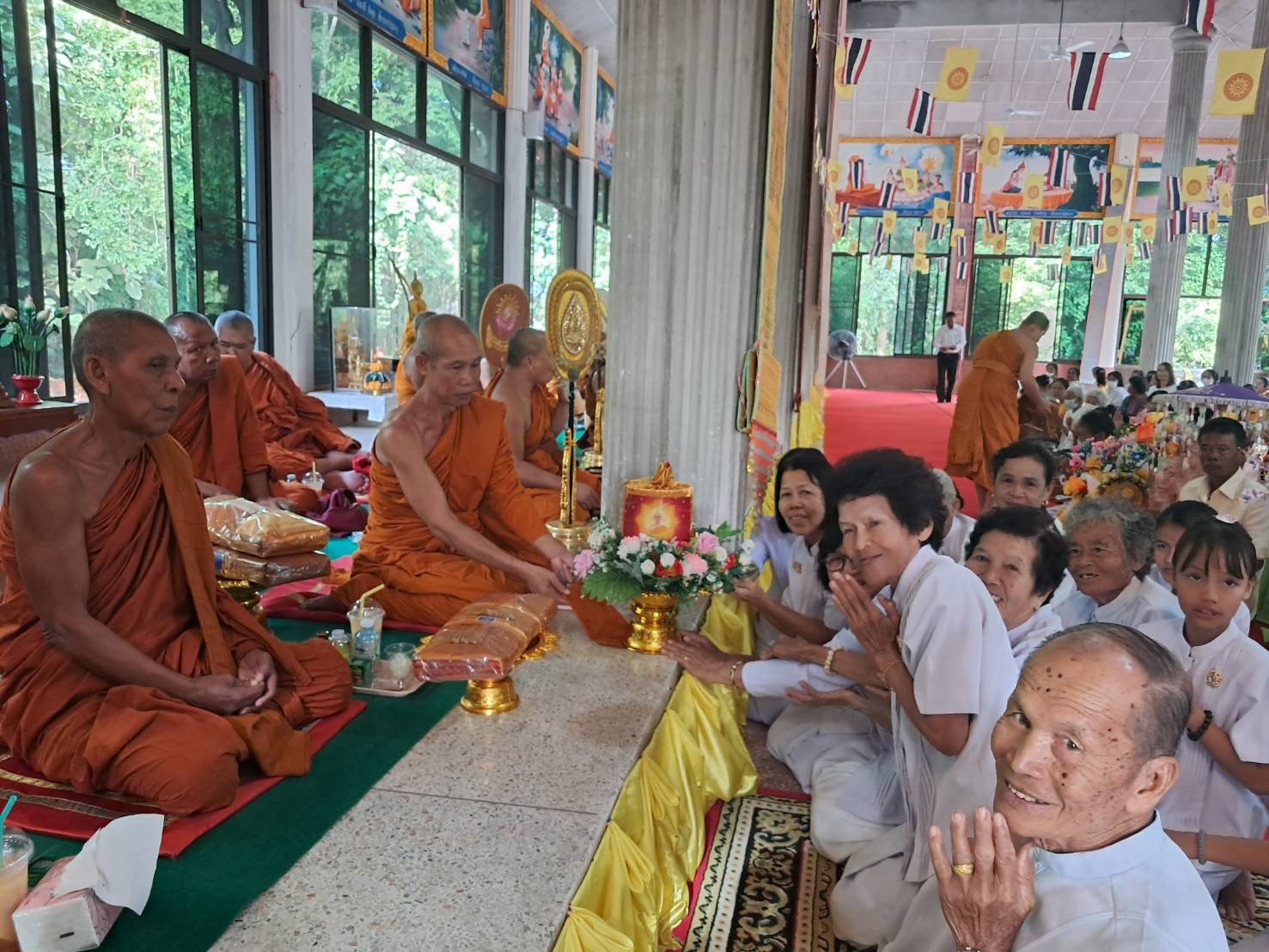 ภาพการถวายปัจจัยวัดศรีประทุม