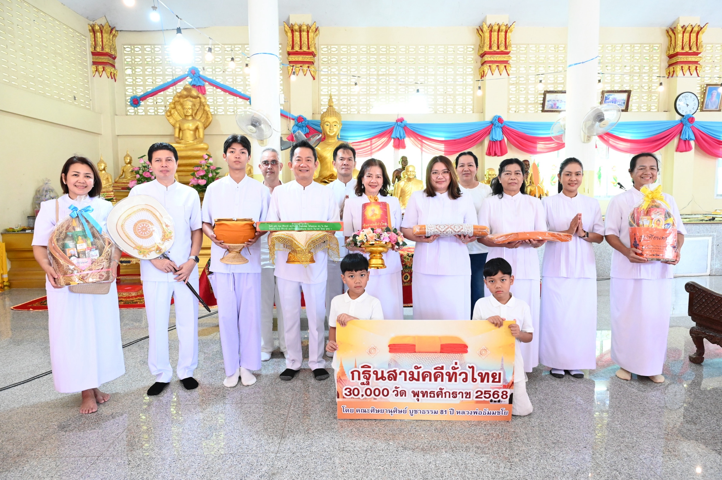 ภาพหมู่ถือพานถวายปัจจัยวัดเขาธรรมอุทยาน