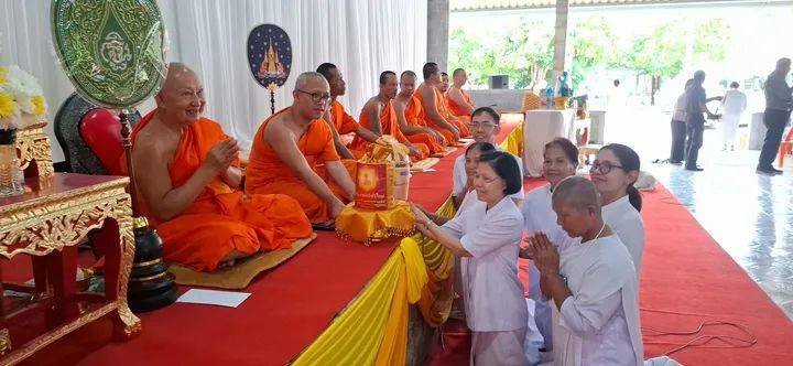 ภาพการถวายปัจจัยวัดนากุน