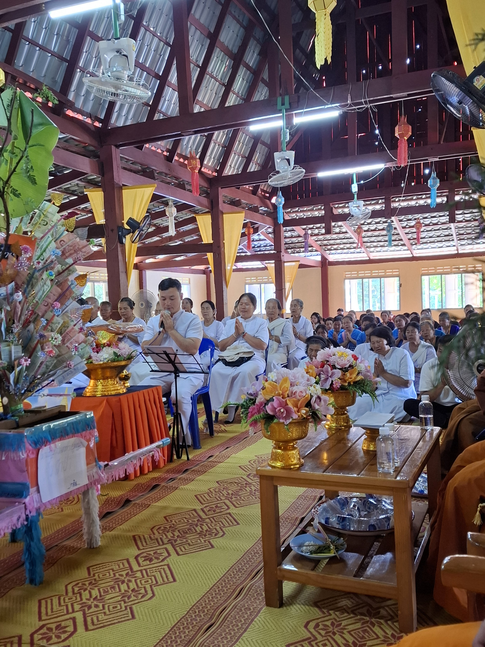 ภาพร่วมพิธีกรรมที่พักสงฆ์บ้านผาผึ้ง