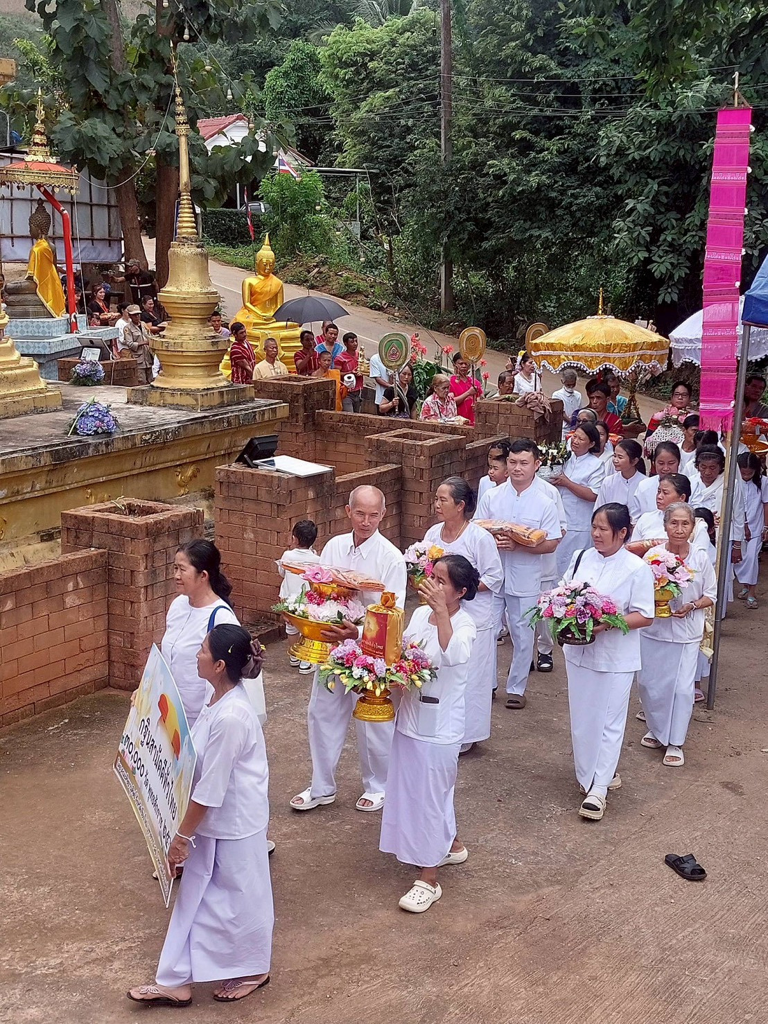 ภาพร่วมพิธีกรรมที่พักสงฆ์บ้านผาผึ้ง