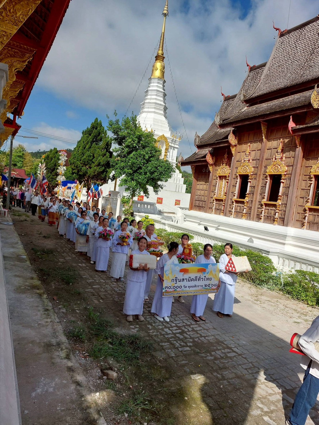 ภาพร่วมขบวนกฐินวัดบ้านทัพ