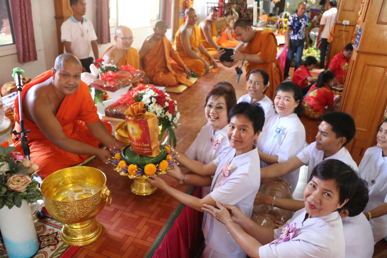 ภาพการถวายปัจจัยวัดอุดมพร