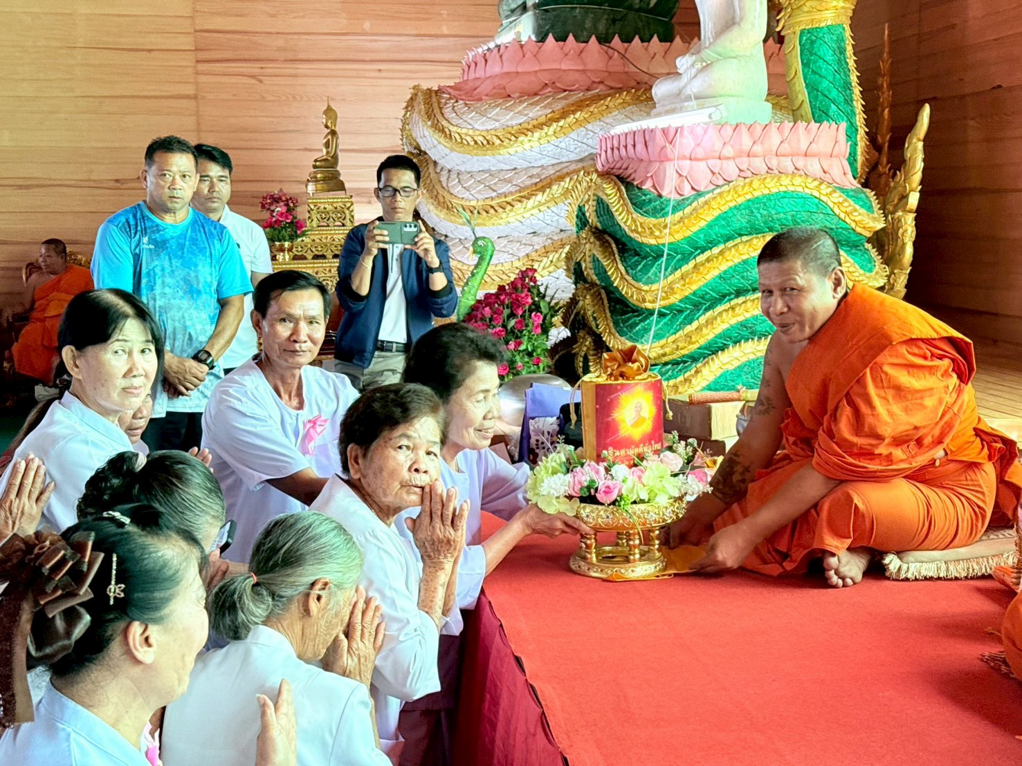 ภาพการถวายปัจจัยวัดช่องแคบ