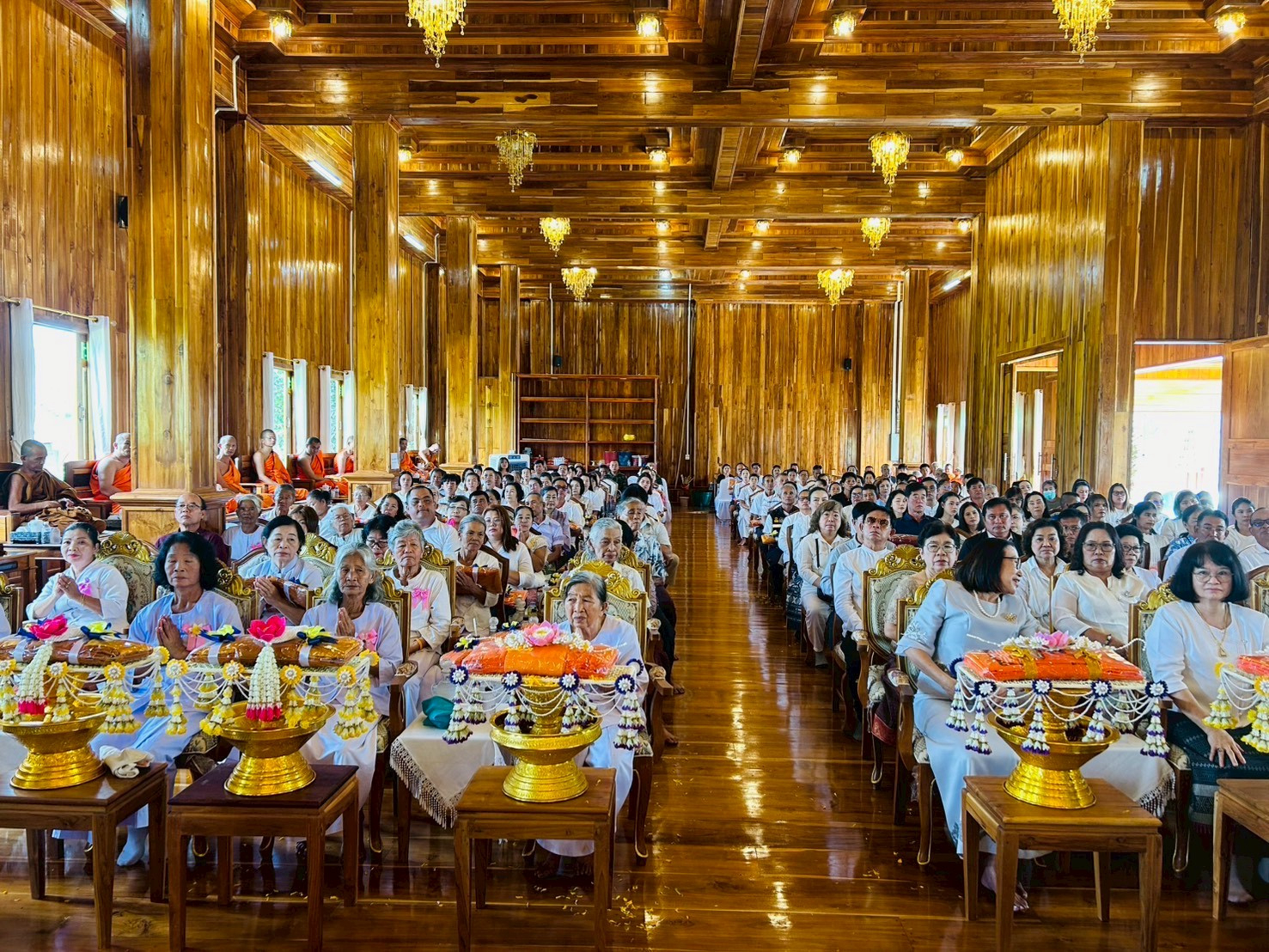 ภาพร่วมพิธีกรรมวัดช่องแคบ