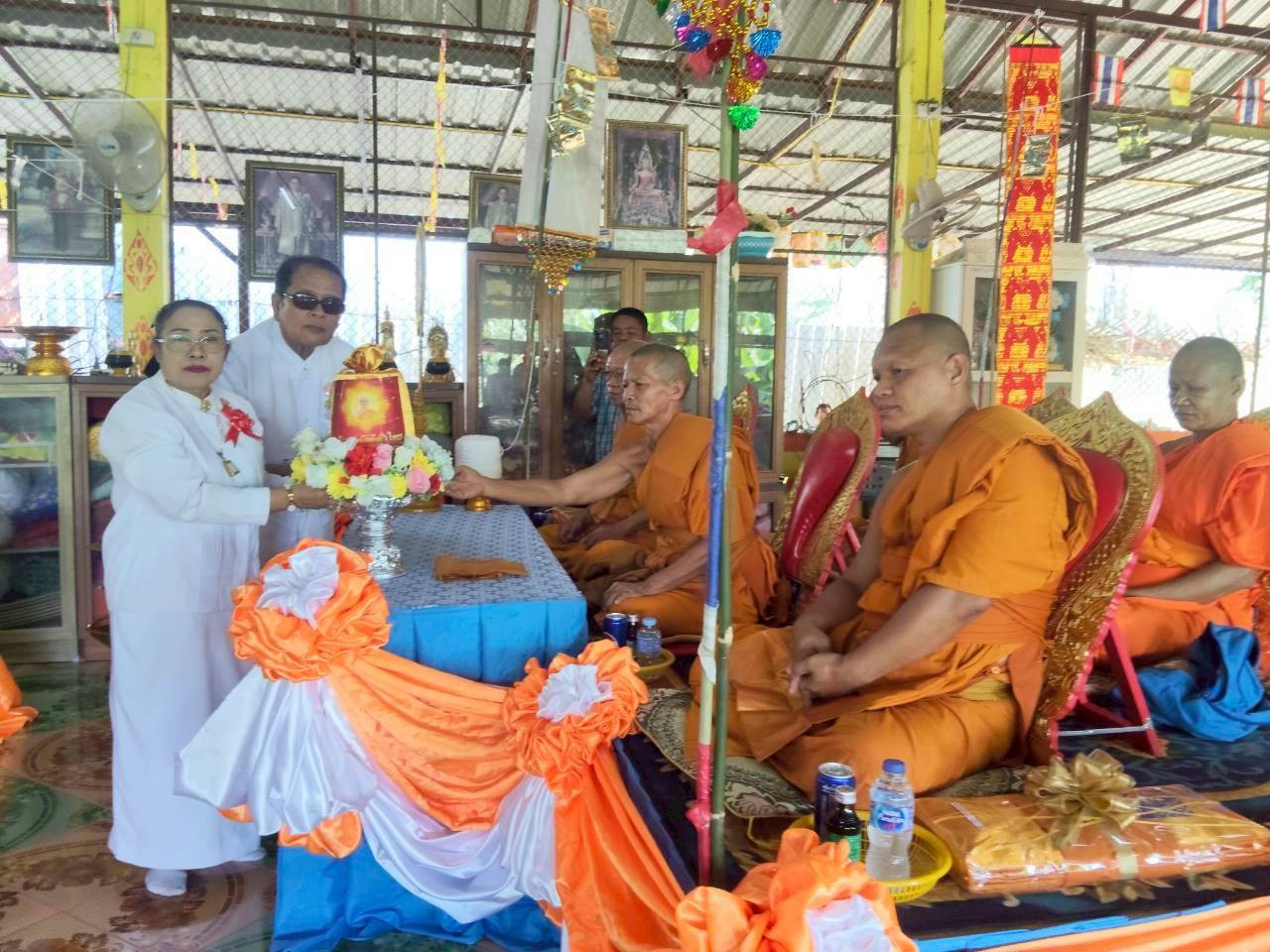 ภาพการถวายปัจจัยสำนักสงฆ์เมืองทองวนาราม