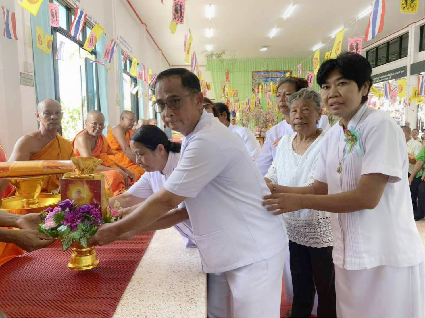 ภาพการถวายปัจจัยวัดบ้านนา