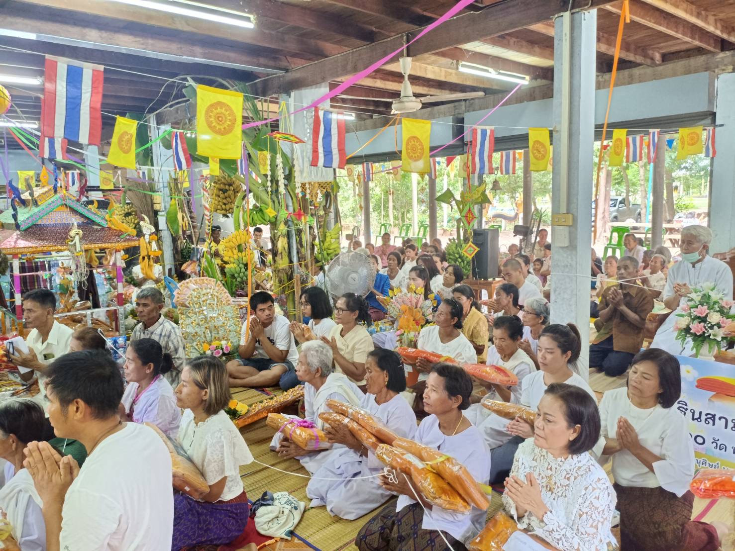 ภาพร่วมพิธีกรรมวัดป่าเซราะนาเทิง