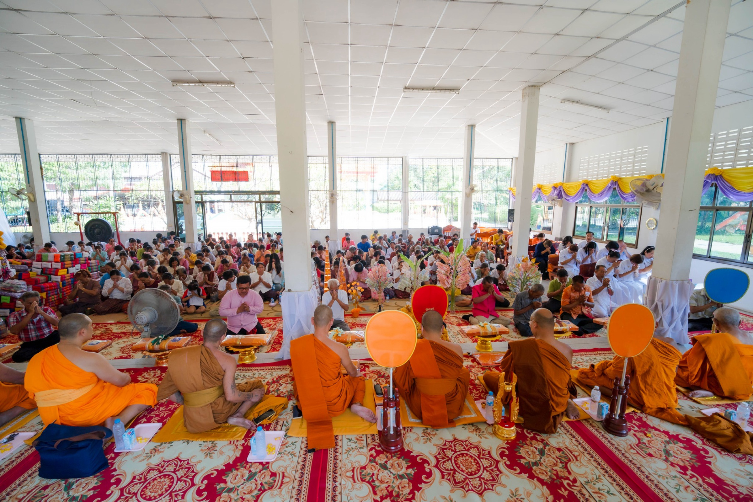 ภาพร่วมพิธีกรรมวัดบ้านหินลาด