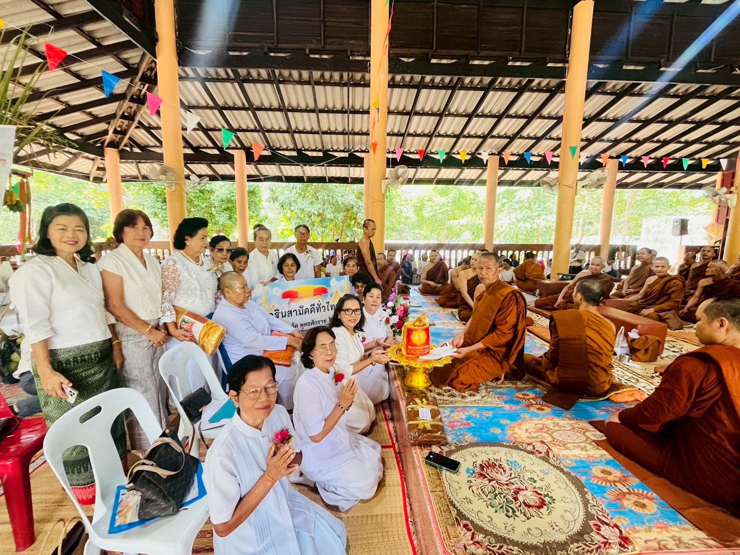 ภาพการถวายปัจจัยวัดป่าภูน้ำป๊อก