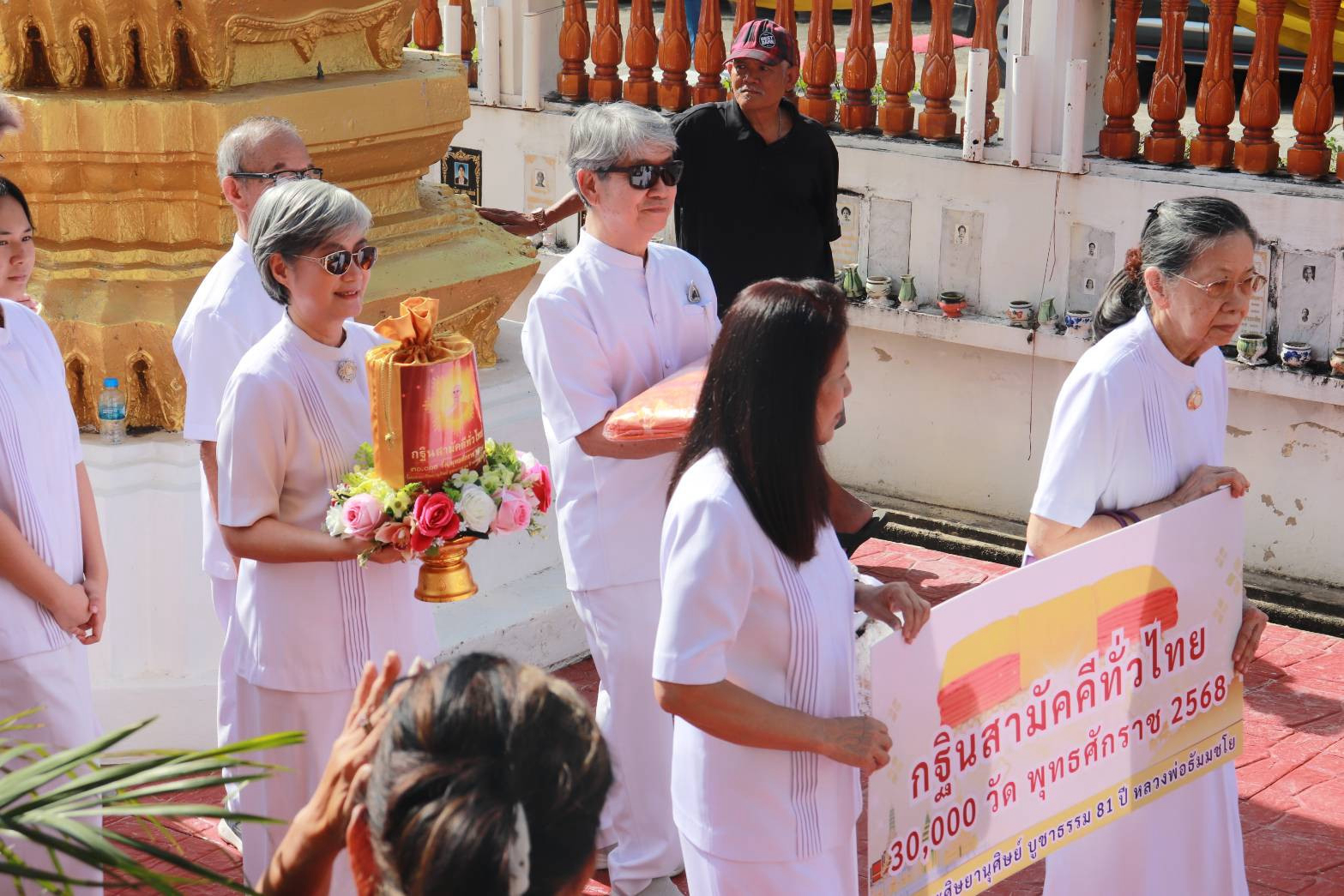 ภาพร่วมขบวนกฐินวัดเทพนารี