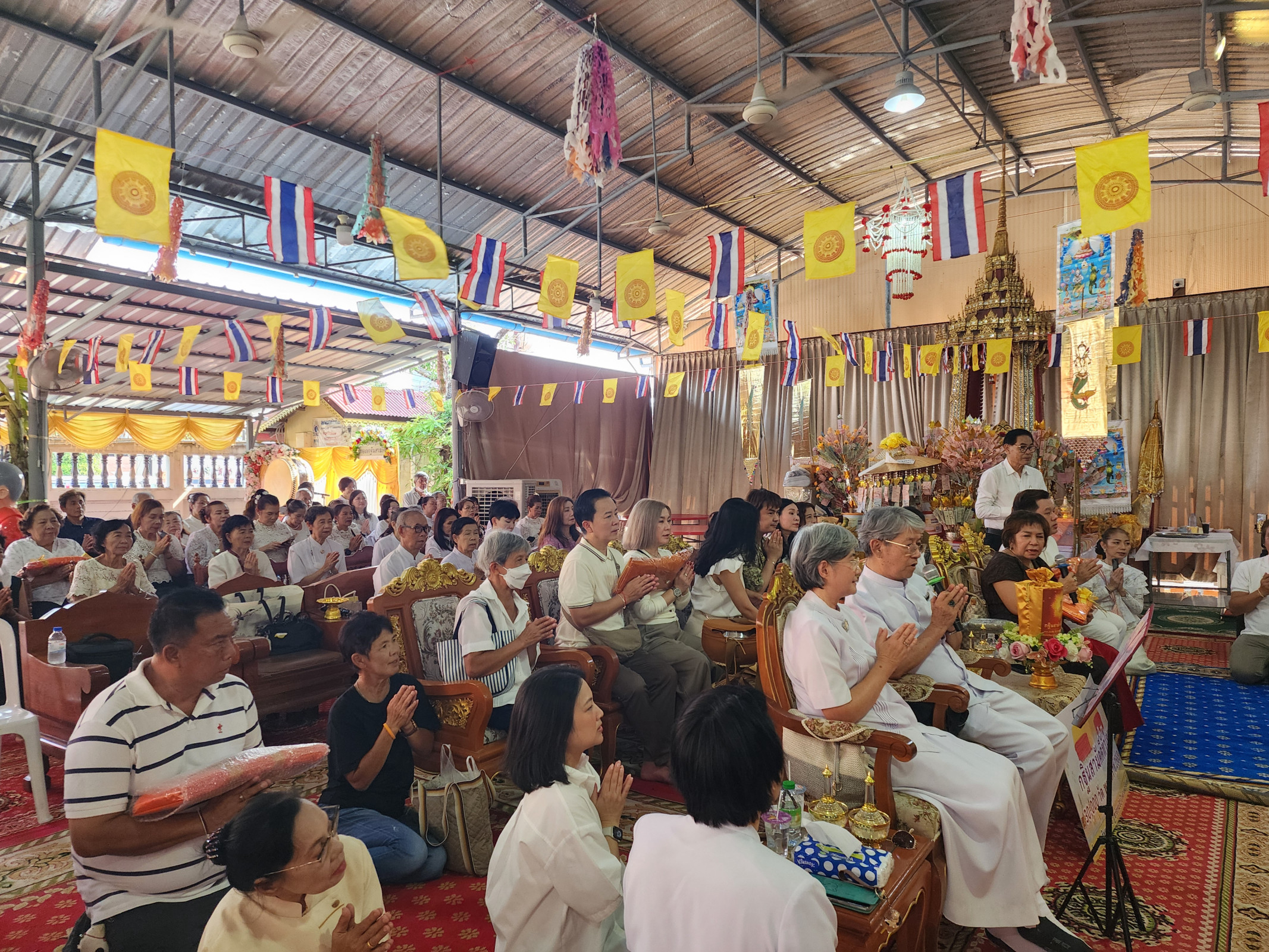 ภาพร่วมพิธีกรรมวัดเทพนารี