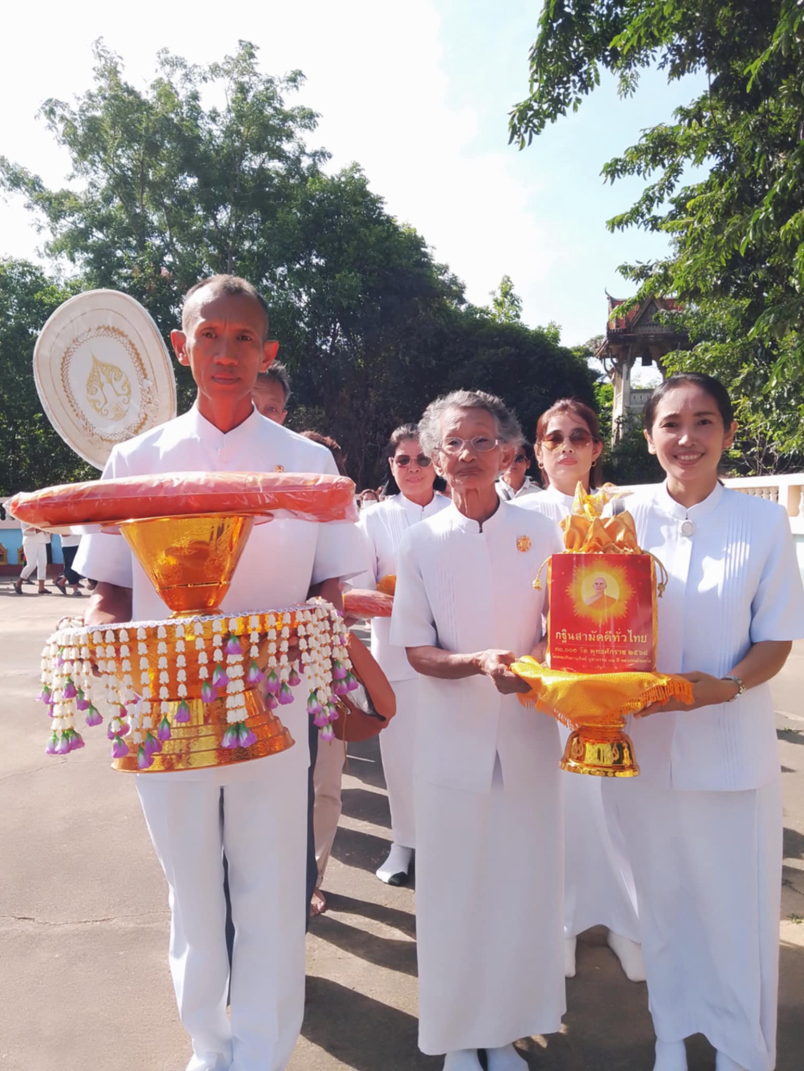 ภาพหมู่ถือพานถวายปัจจัยวัดศรีบัวทอง