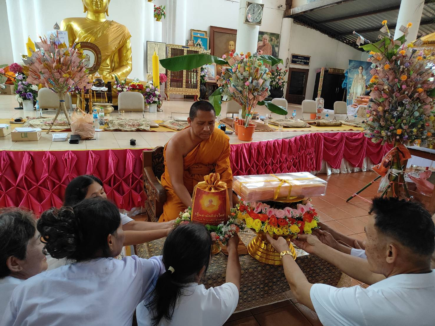 ภาพการถวายปัจจัยวัดถ้ำเนรมิต