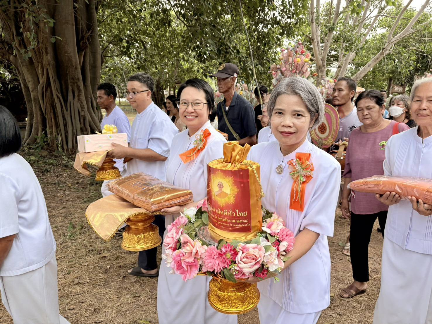ภาพหมู่ถือพานถวายปัจจัยวัดท่าเดื่อ