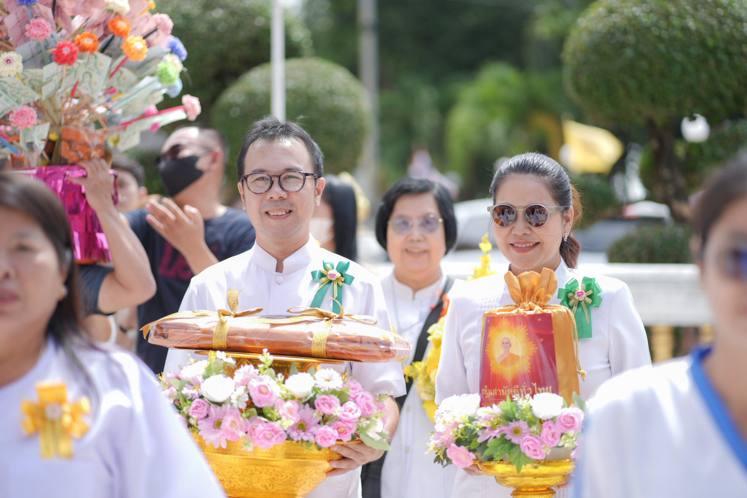 ภาพหมู่ถือพานถวายปัจจัยวัดจอมมณี