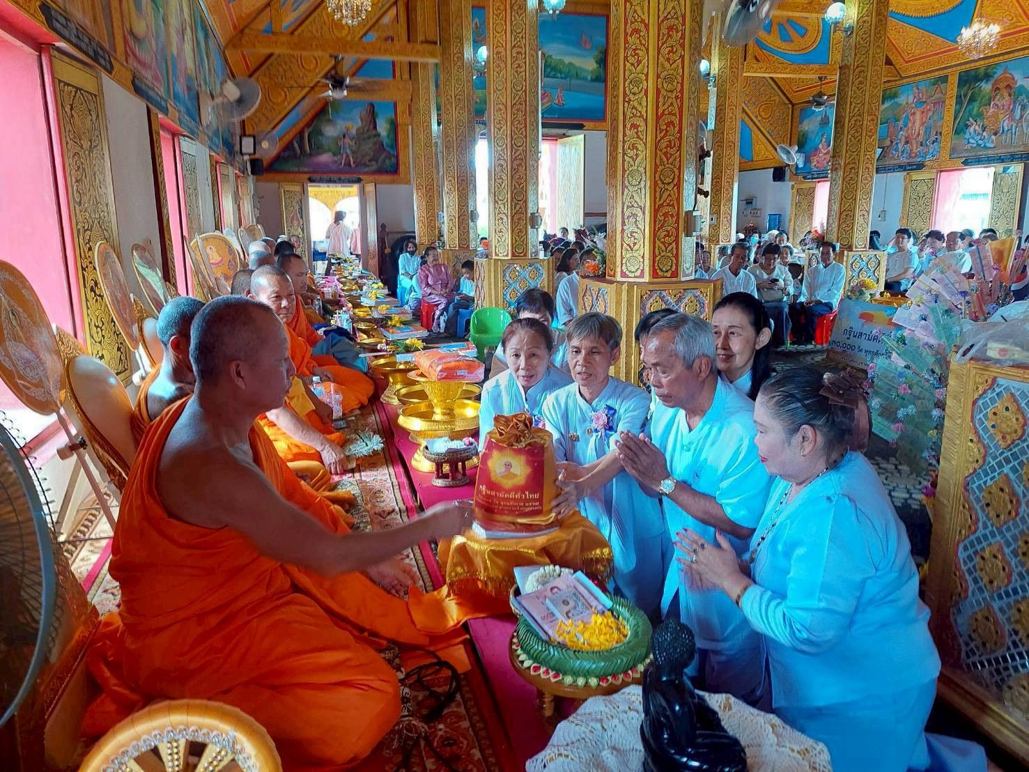 ภาพการถวายปัจจัยวัดนางเหลียว
