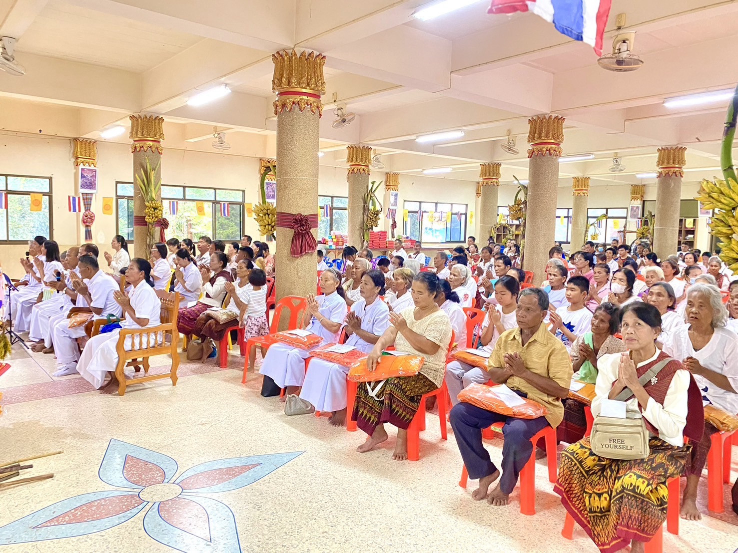 ภาพร่วมพิธีกรรมวัดป่าบ้านตรวจ