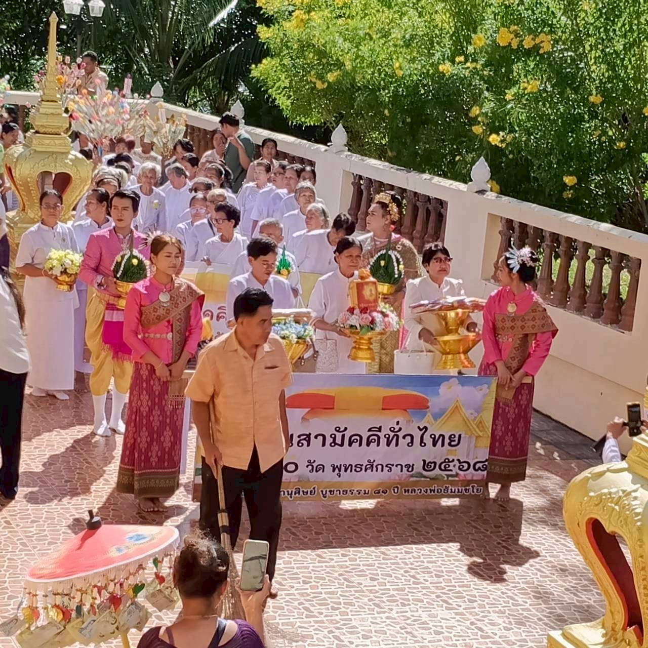 ภาพร่วมขบวนกฐินวัดศรีสว่าง