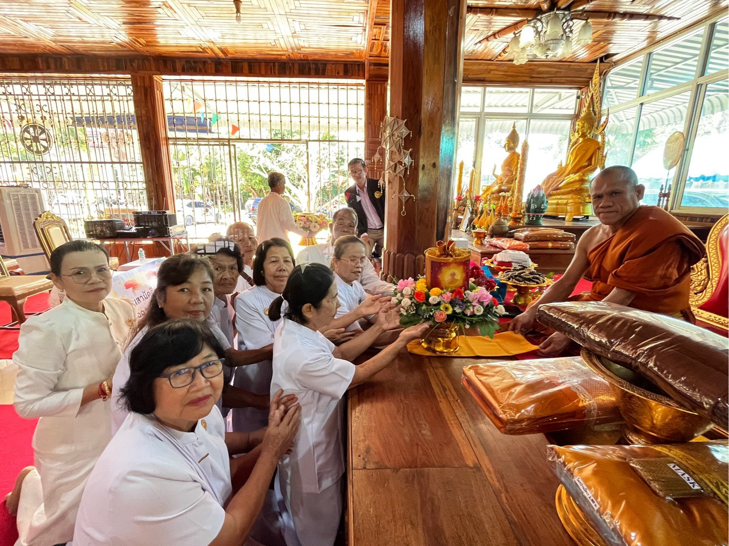 ภาพการถวายปัจจัยวัดนายมวนาราม