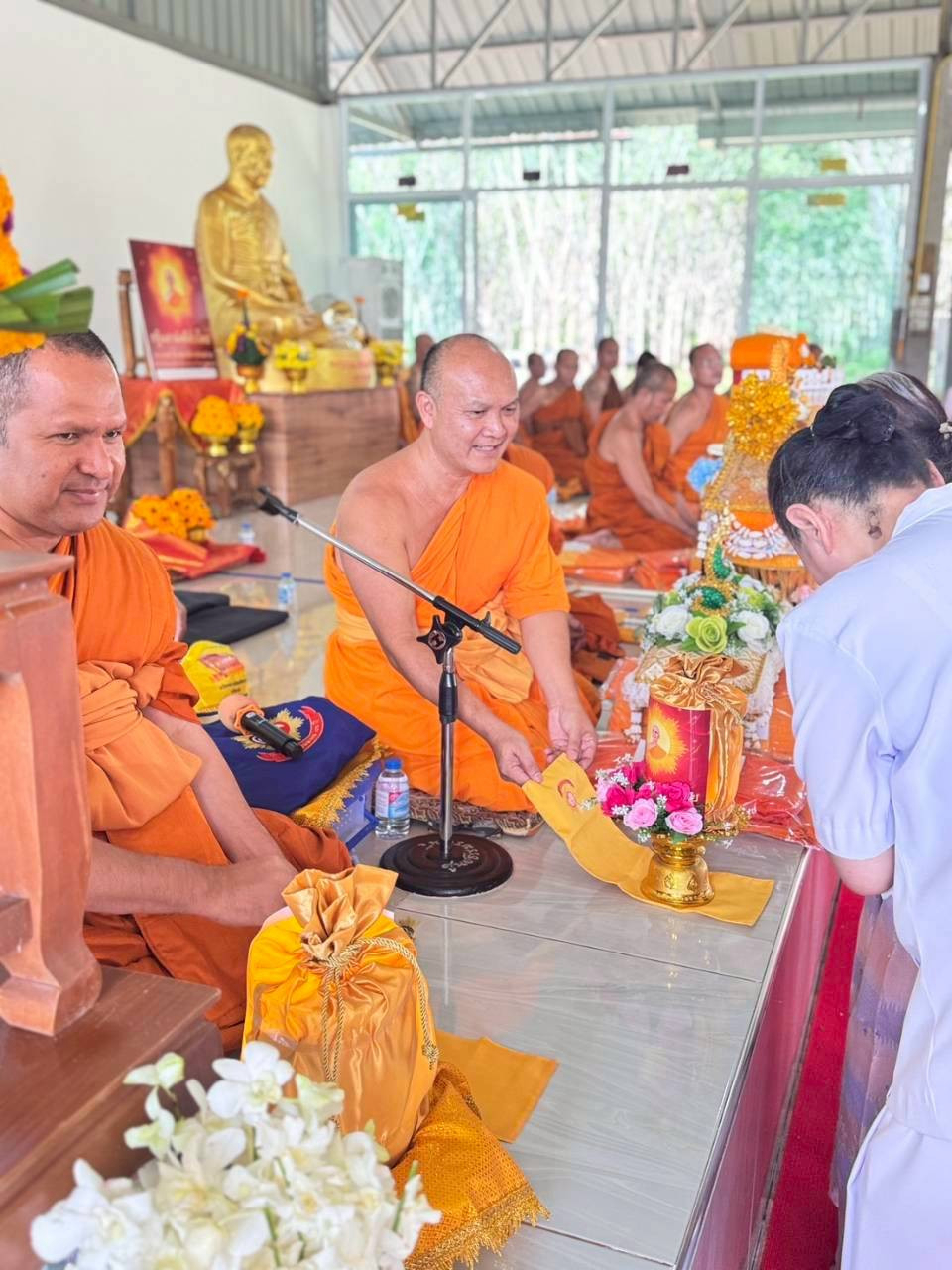 ภาพการถวายปัจจัยศูนย์ธรรมรัตน์บ้านแพง