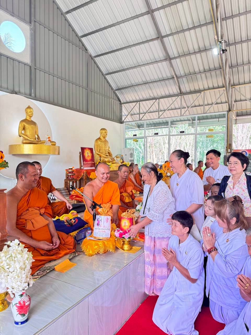 ภาพร่วมพิธีกรรมศูนย์ธรรมรัตน์บ้านแพง
