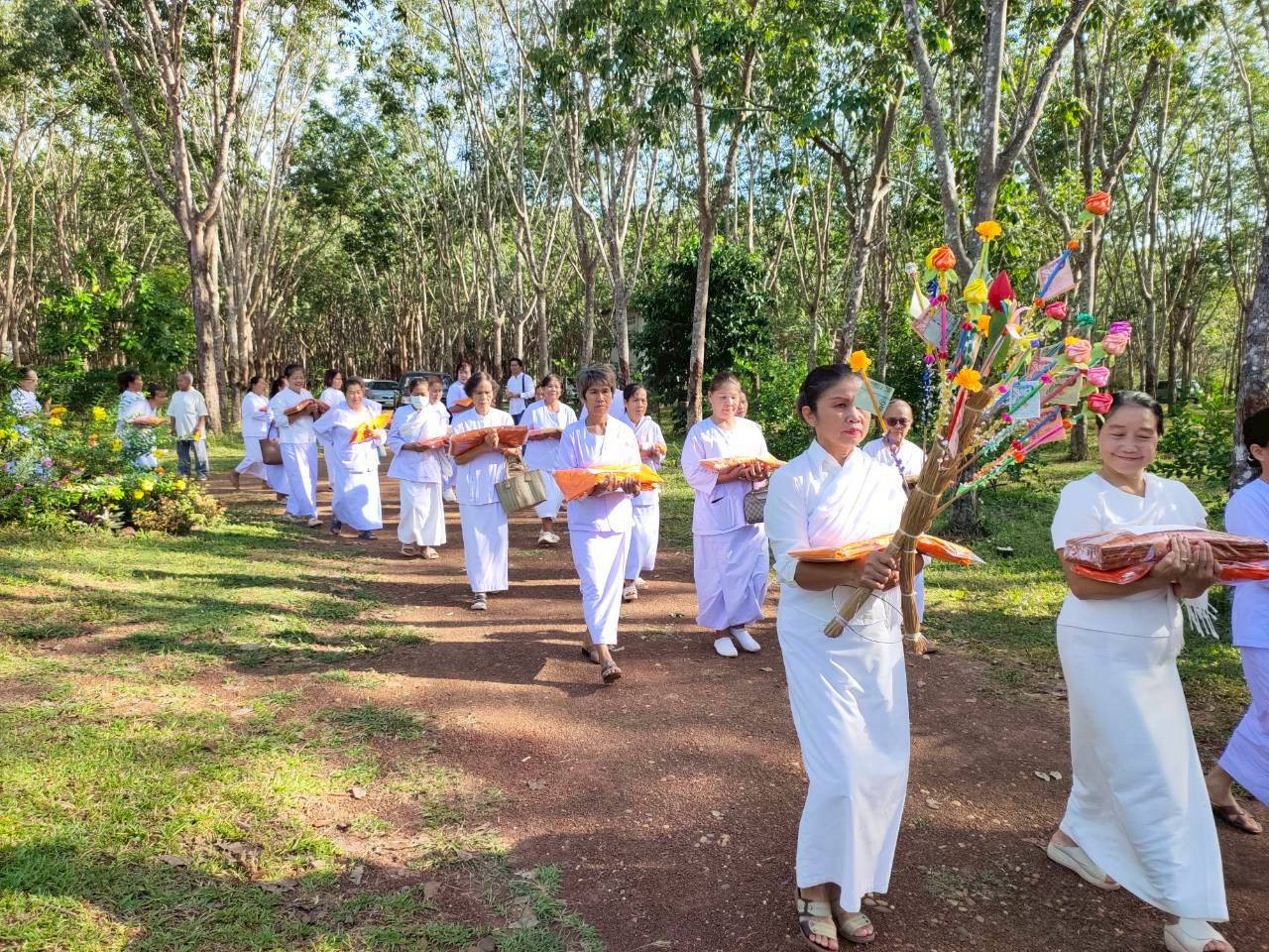 ภาพร่วมพิธีกรรมศูนย์ธรรมรัตน์บ้านแพง