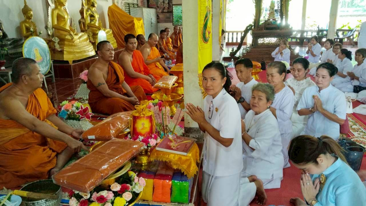 ภาพการถวายปัจจัยวัดปทุมาราม