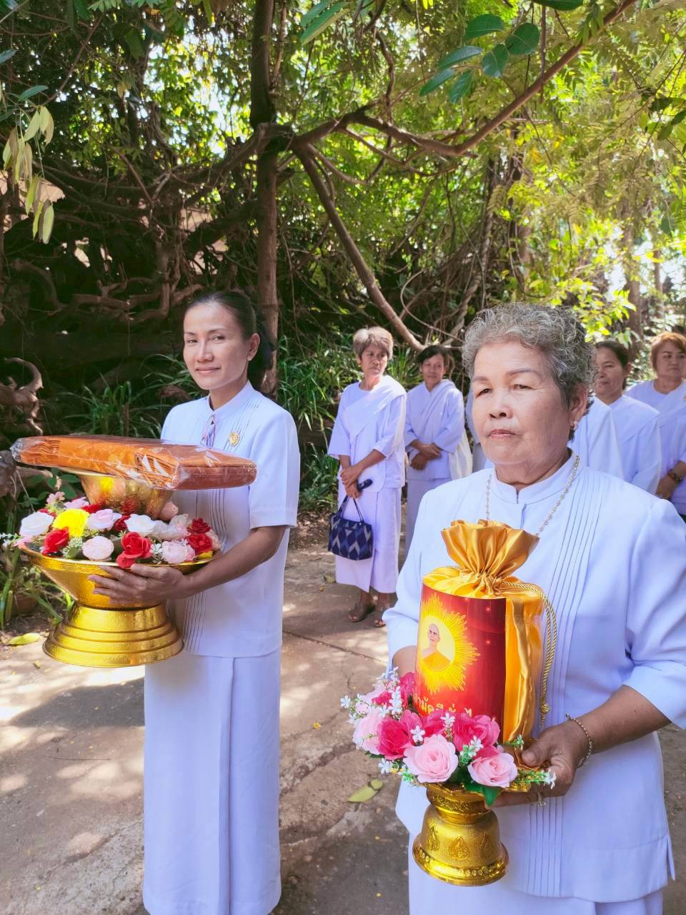 ภาพหมู่ถือพานถวายปัจจัยวัดปทุมาราม