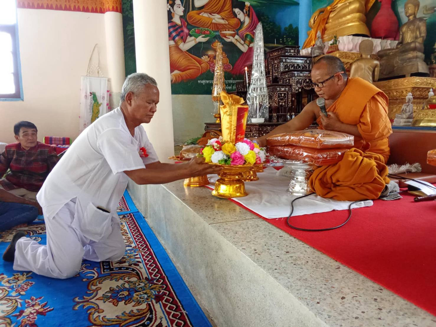 ภาพการถวายปัจจัยวัดโพนดินแดง