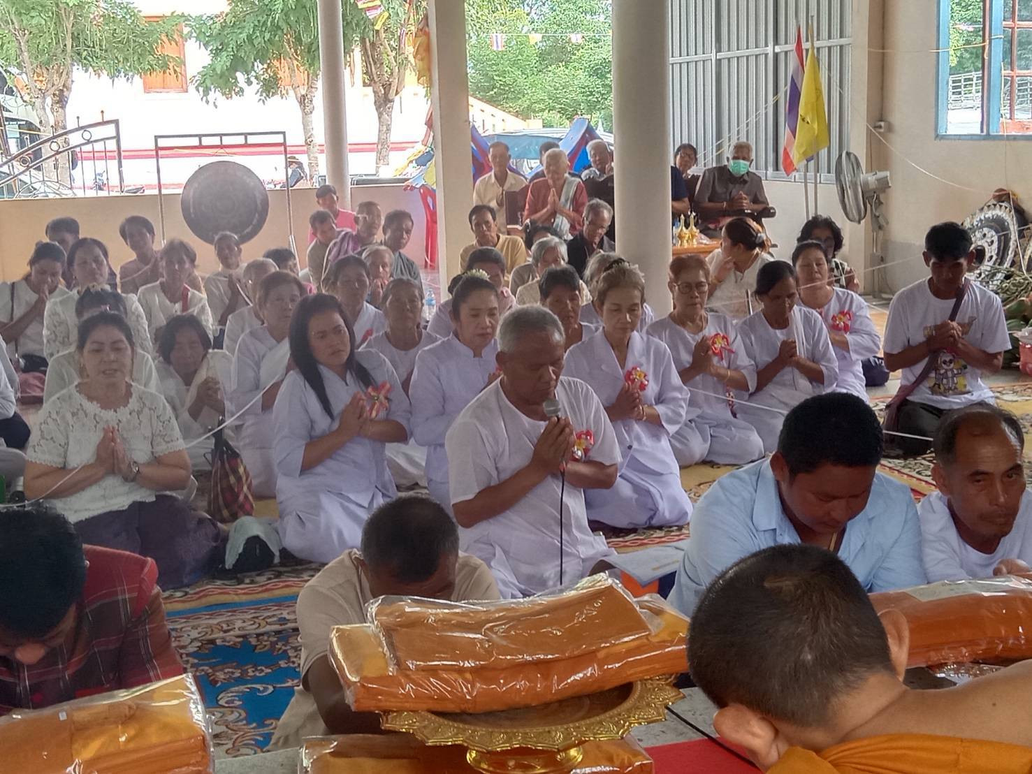 ภาพร่วมพิธีกรรมวัดโพนดินแดง