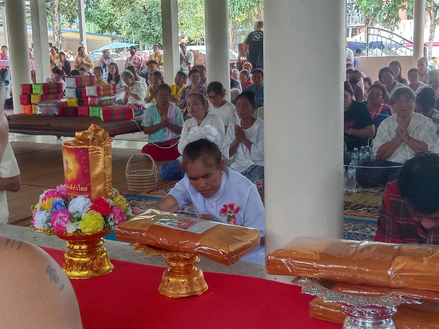 ภาพร่วมพิธีกรรมวัดโพนดินแดง