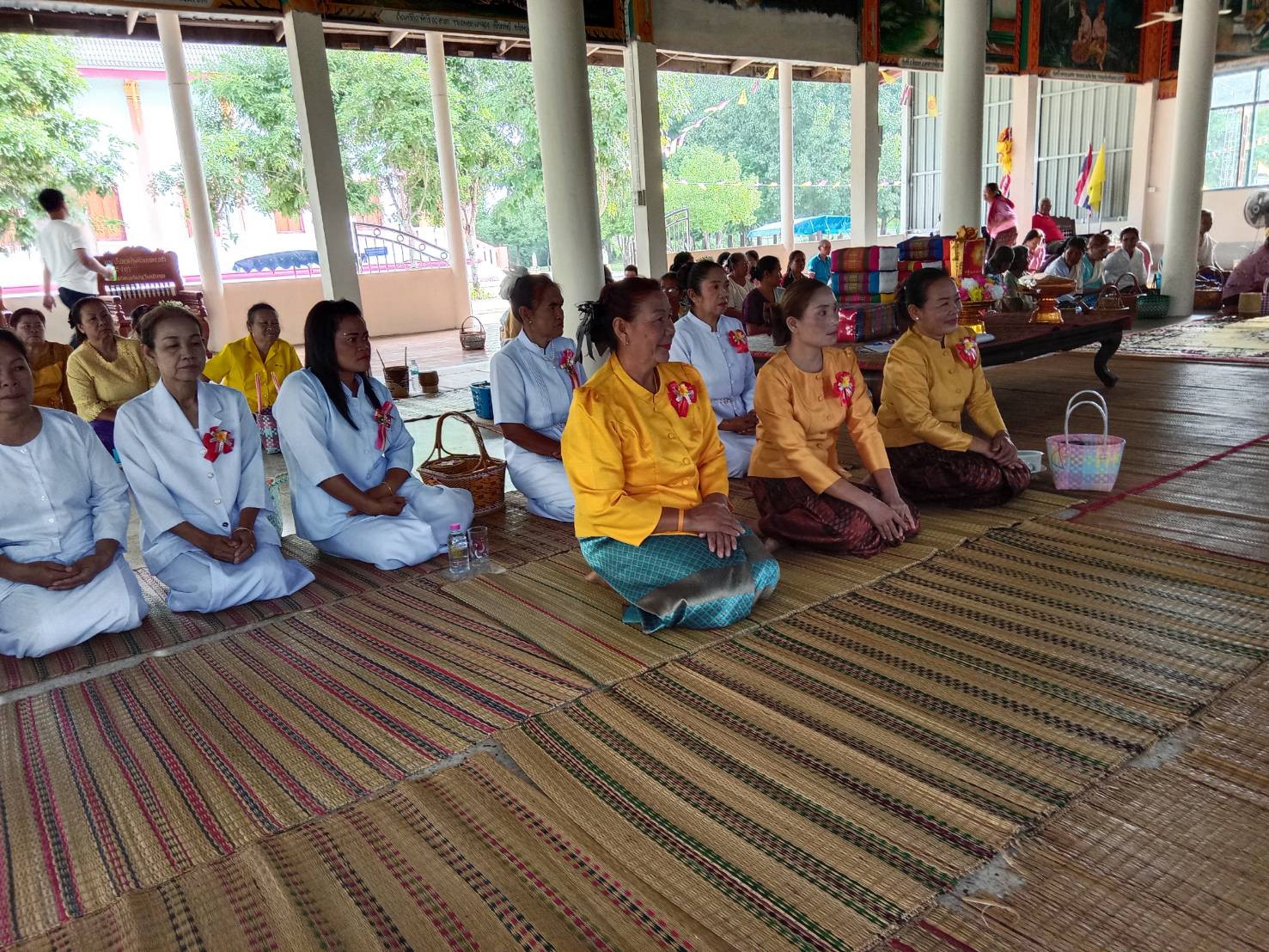 ภาพร่วมพิธีกรรมวัดโพนดินแดง