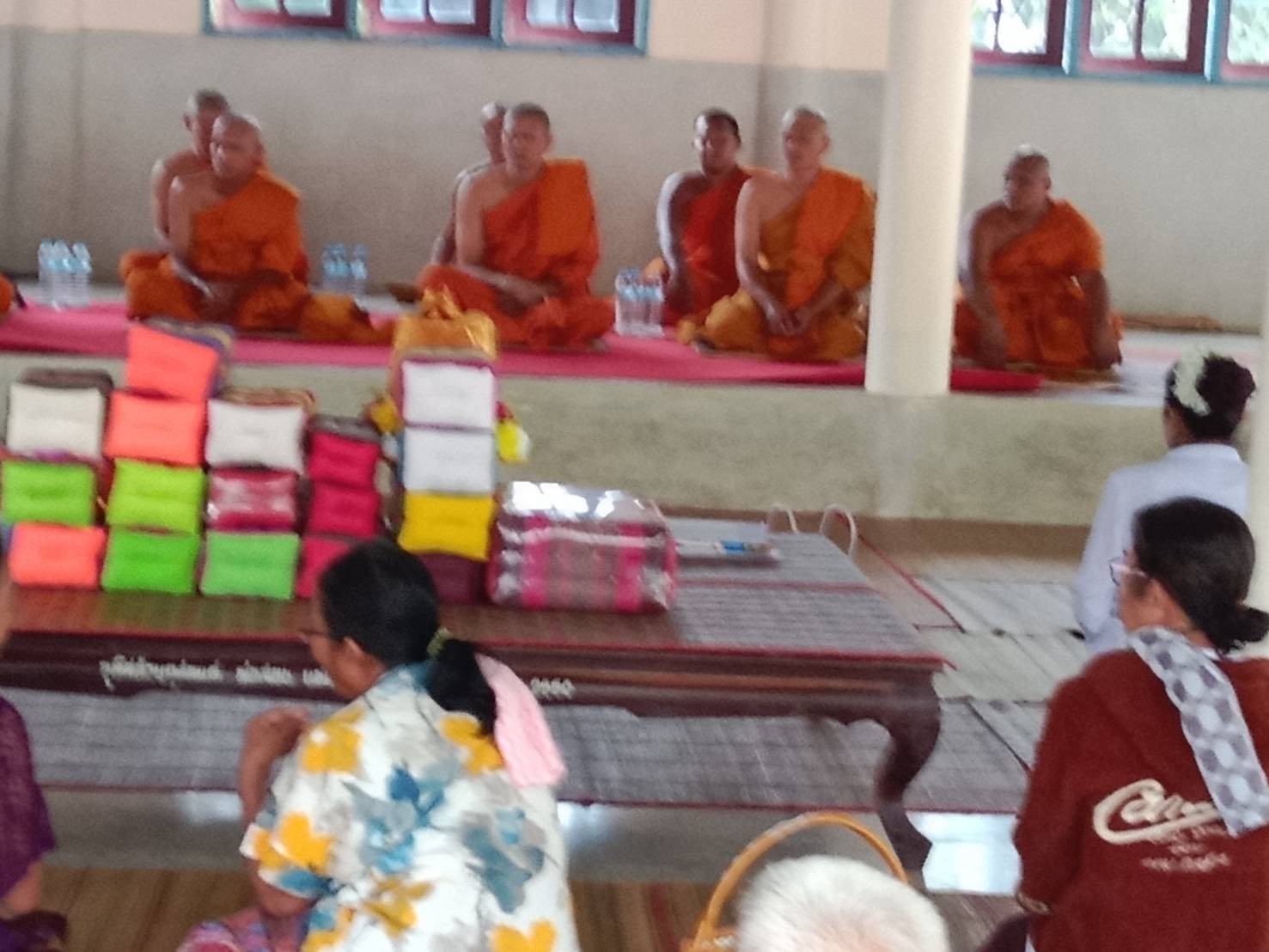 ภาพร่วมพิธีกรรมวัดโพนดินแดง