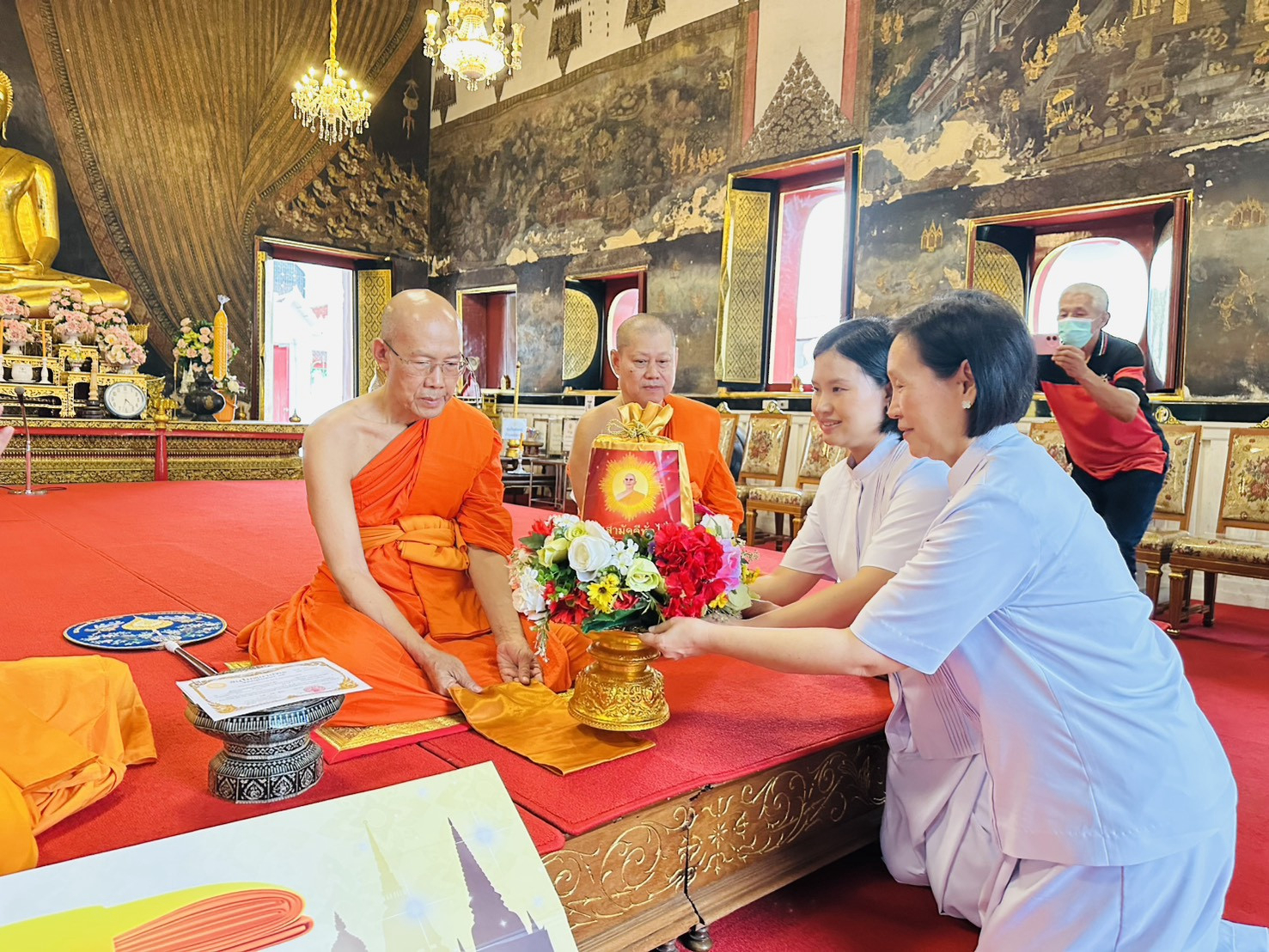 ภาพการถวายปัจจัยวัดทองนพคุณ