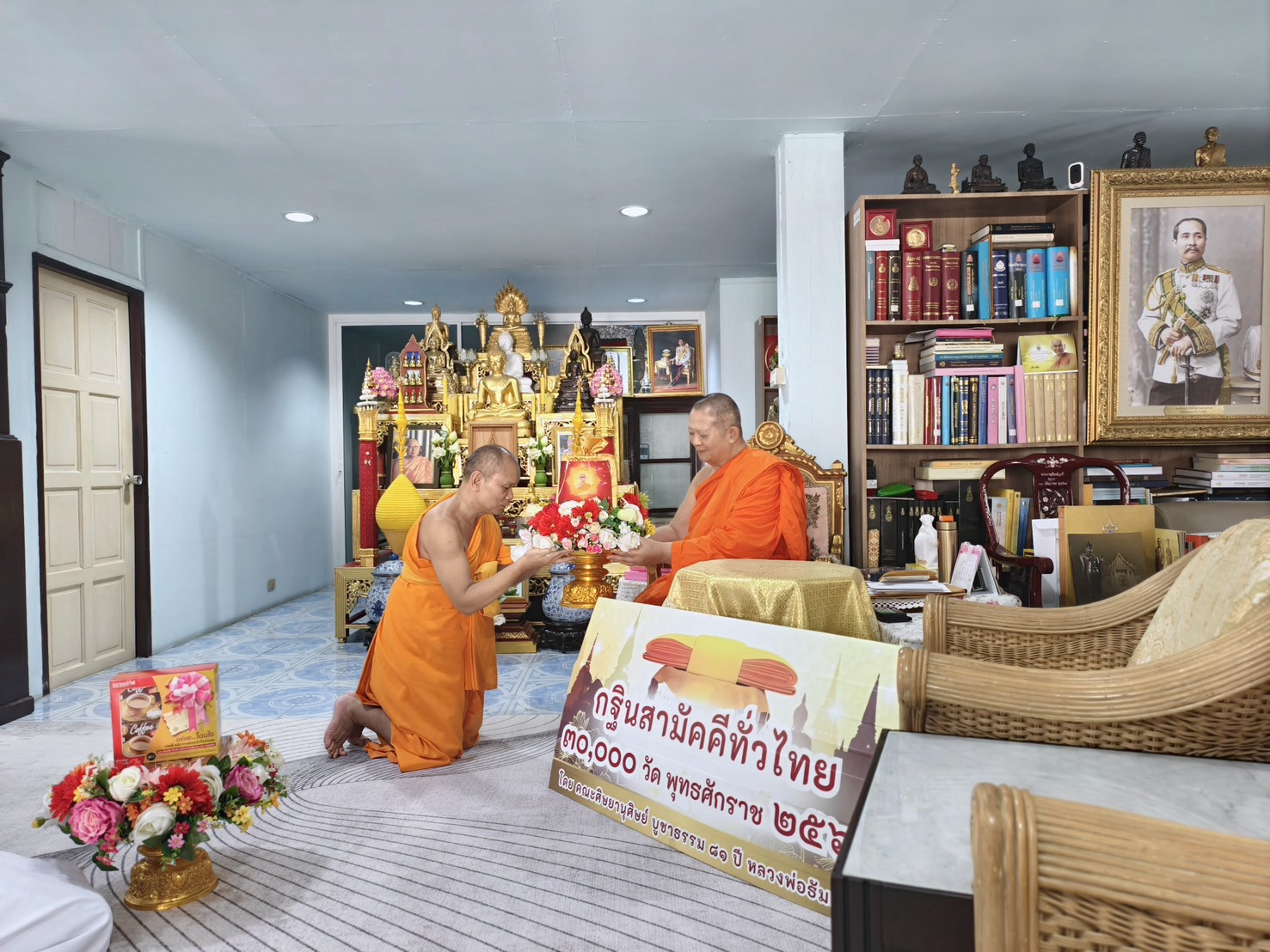 ภาพการถวายปัจจัยวัดเบญจมบพิตรดุสิตวนาราม