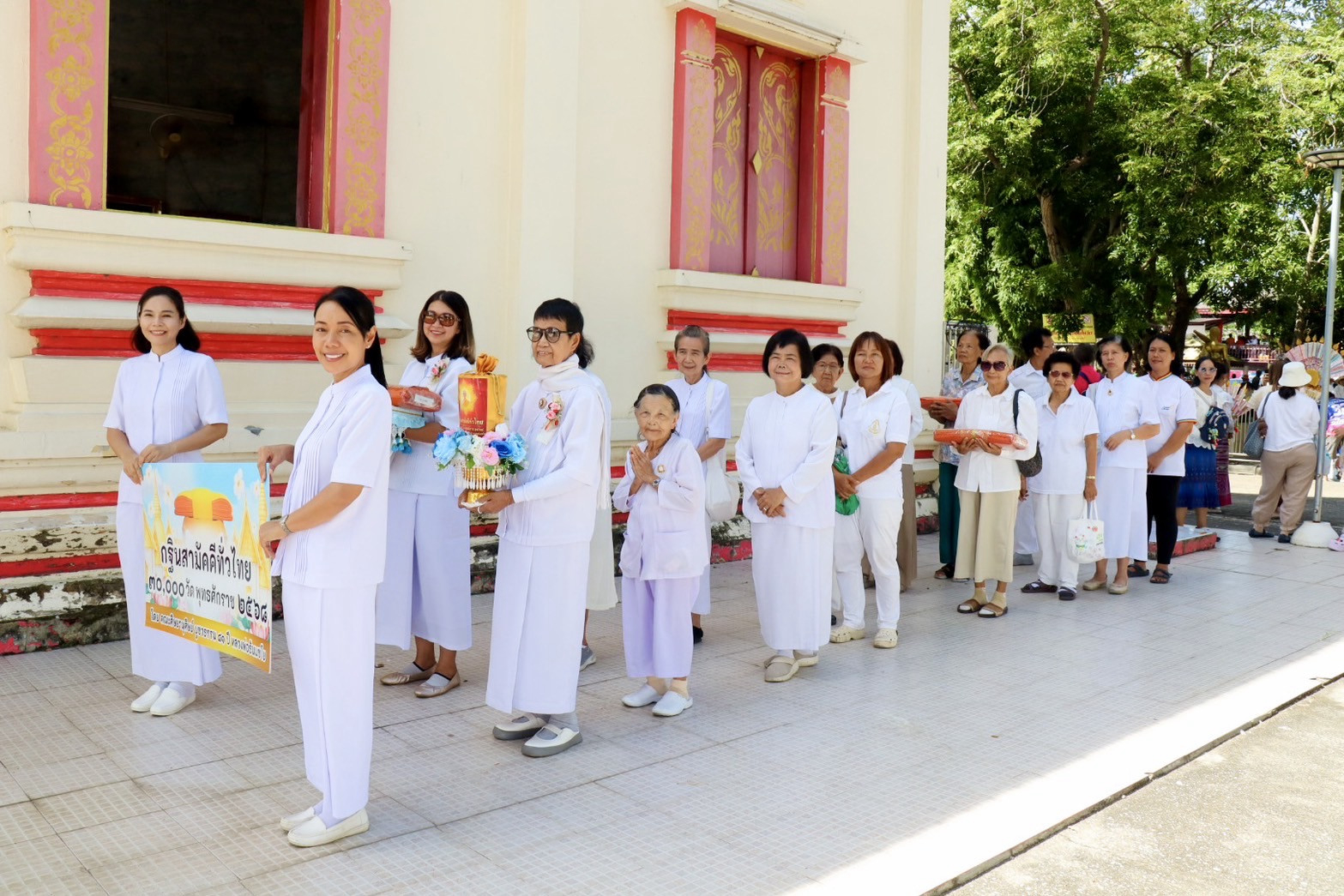 ภาพร่วมพิธีกรรมวัดโปรยฝน