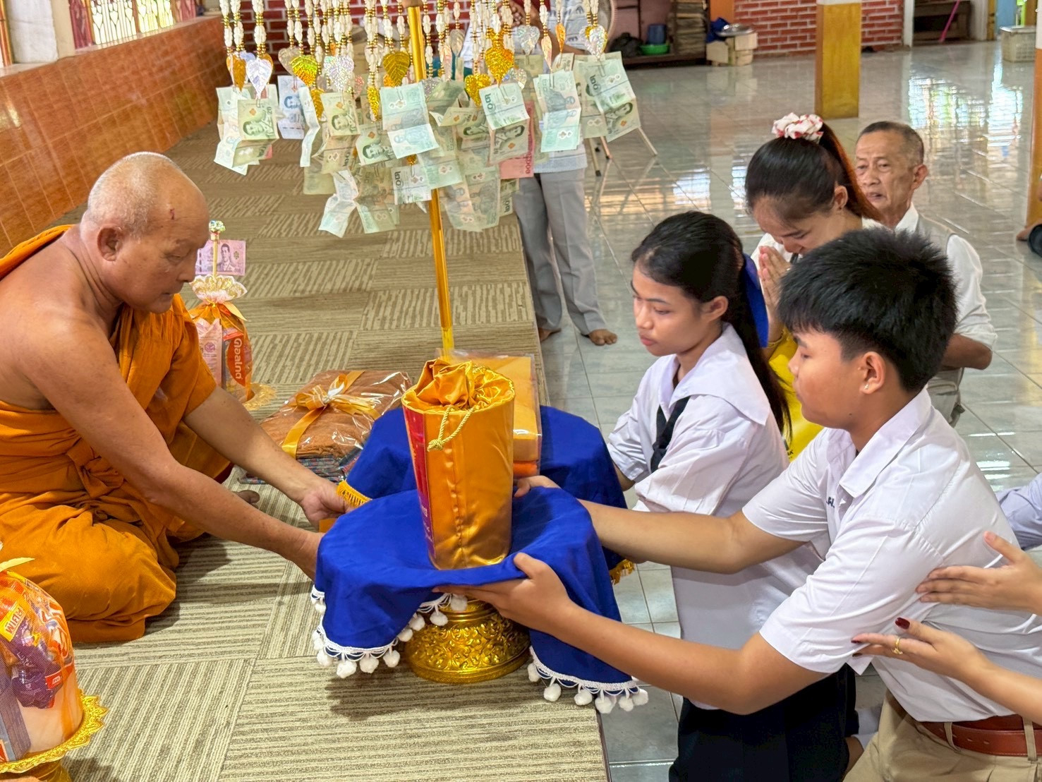 ภาพการถวายปัจจัยวัดผึ่งแดด