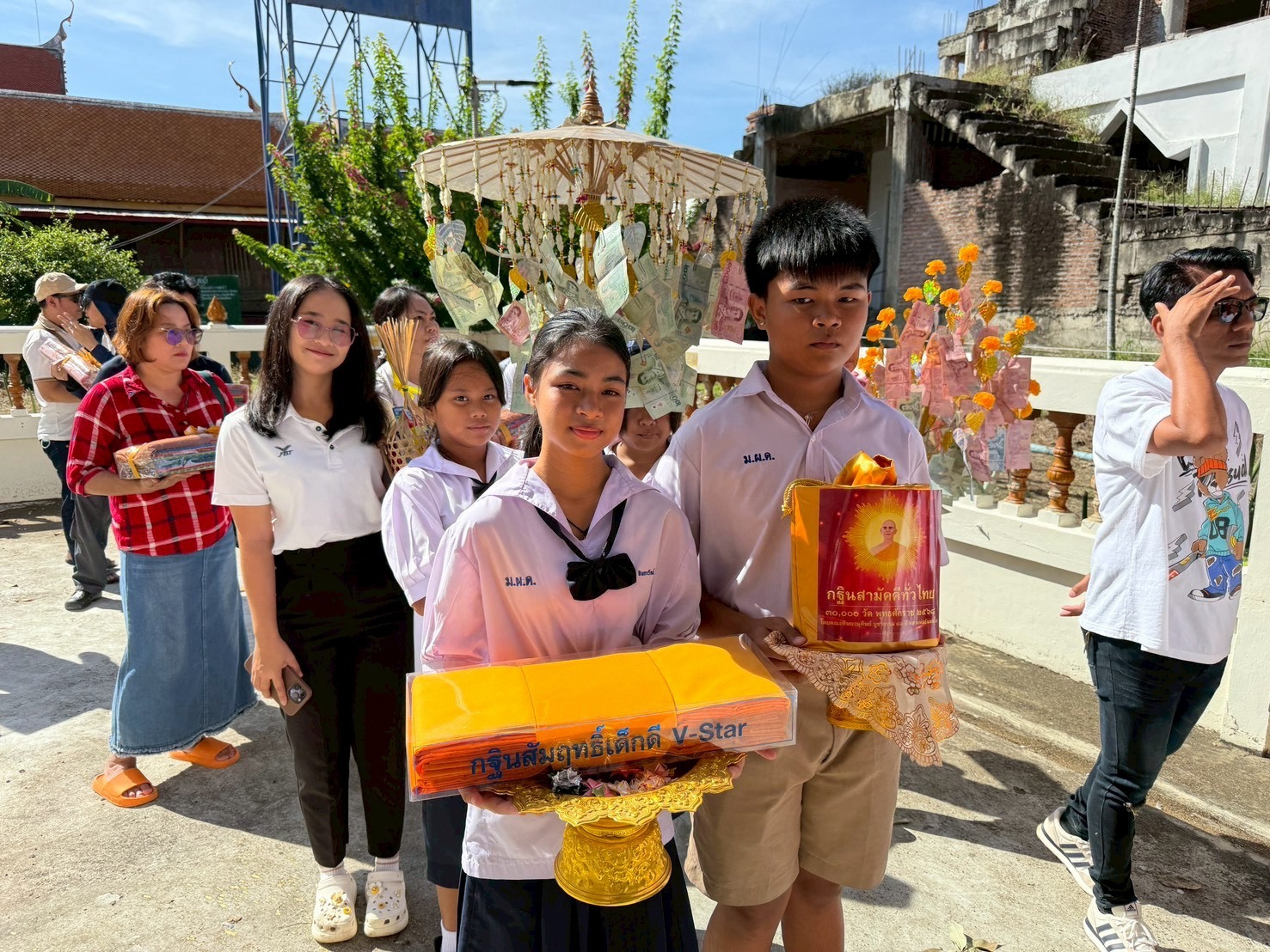 ภาพร่วมขบวนกฐินวัดผึ่งแดด